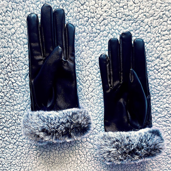 Luxurious Fur Pom Leather Gloves - Picture 2 of 3